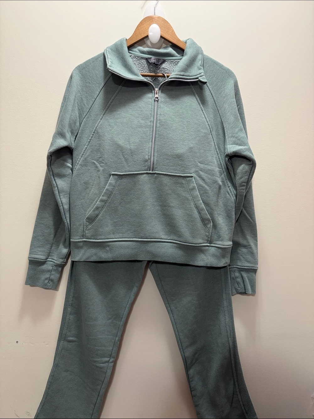 Danskin Womens Set Pullover and Pants - Dusty Sage Size Small 24.22.5 / L38